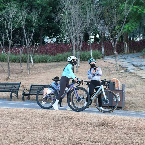 贵港滨江公园随手拍骑行美女