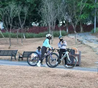 贵港滨江公园随手拍骑行美女