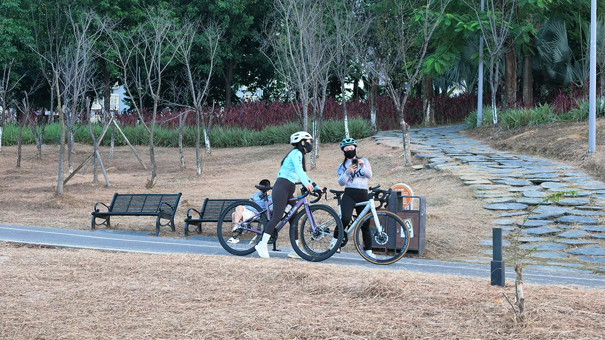 贵港滨江公园随手拍骑行美女